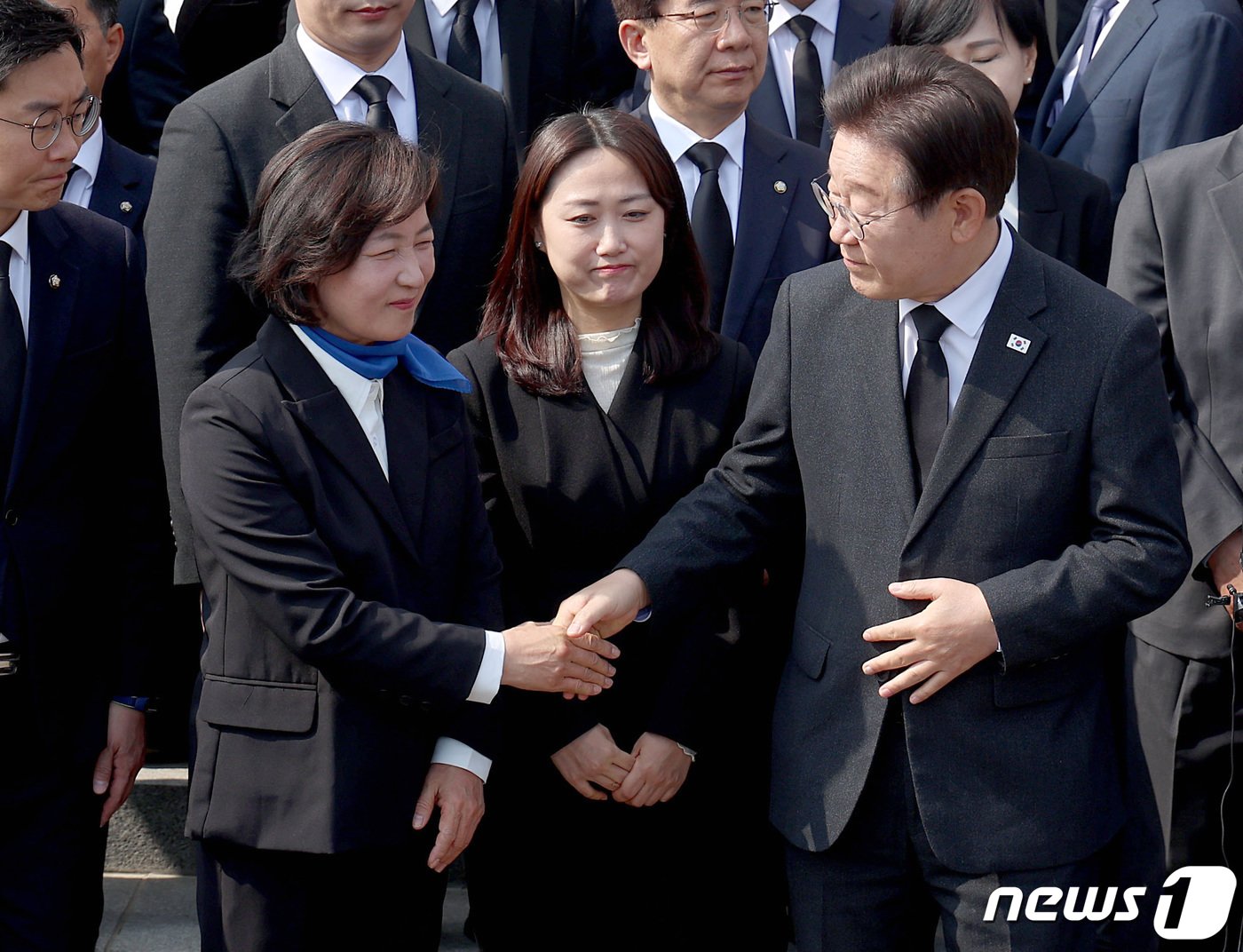 본문 이미지 - 이재명 더불어민주당 대표가 12일 오전 동작구 국립서울현충원을 찾아 참배한 뒤 추미애 당선인과 악수를 나누고 있다.(공동취재) 2024.4.12/뉴스1 ⓒ News1 구윤성 기자