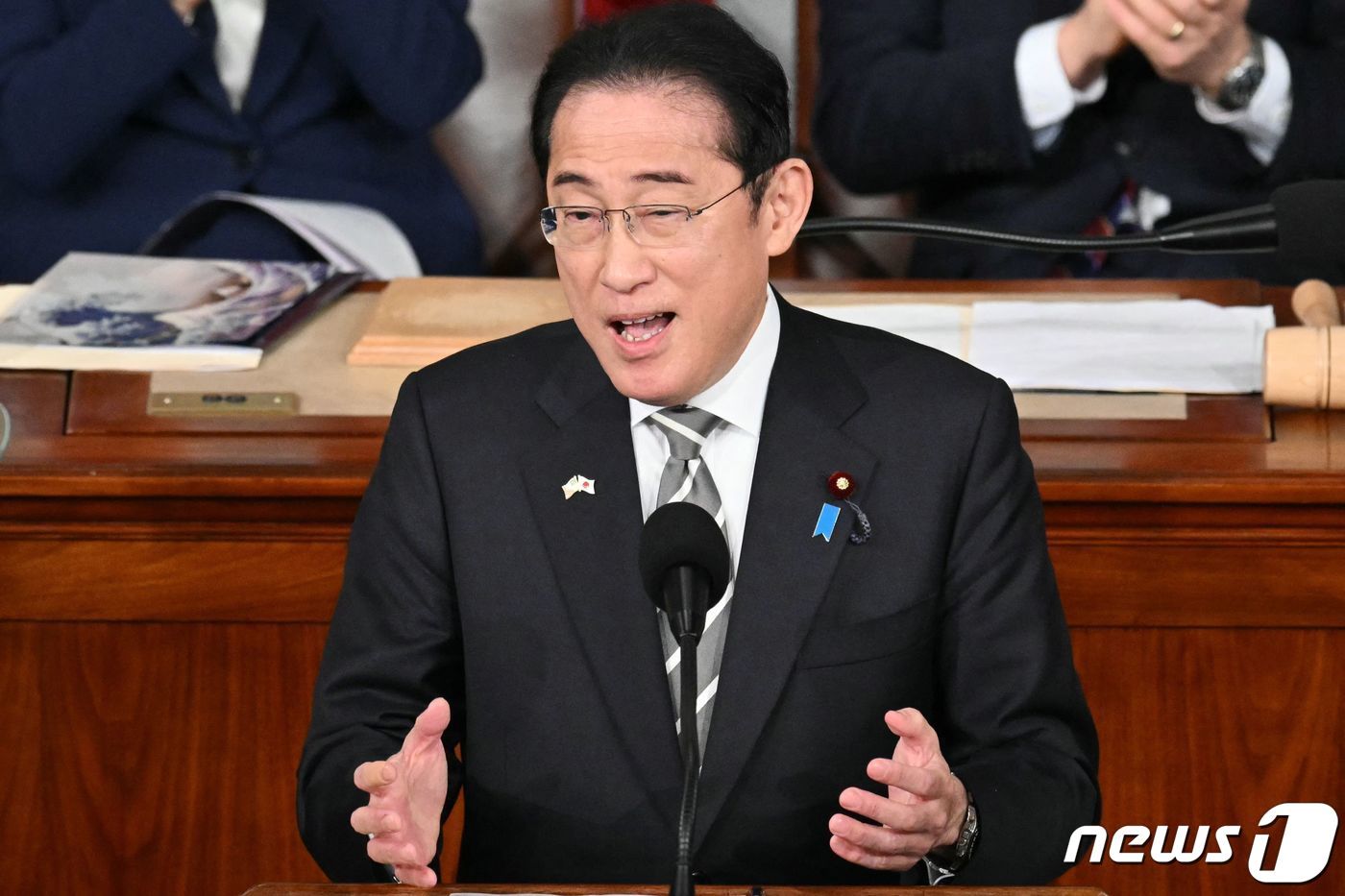 본문 이미지 - 기시다 후미오 일본 총리가 11일(현지시간) 워싱턴 의사당에서 가진 상하원 합동회의 연설서 “미국이 계속해서 국제 무대에서 중추적인 역할을 맡아야 한다”고 밝히고 있다. 2024. 4. 12 ⓒ AFP=뉴스1 ⓒ News1 우동명 기자