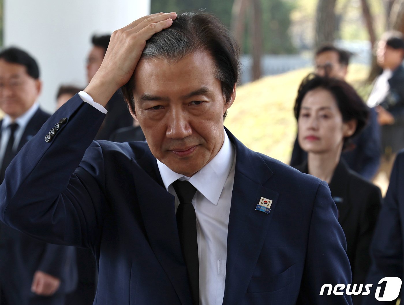 본문 이미지 - 조국 조국혁신당 대표가 12일 오전 비례대표 당선인들과 함께 서울 동작구 국립서울현충원에서 현충탑 참배를 마친 뒤 이동하고 있다. 2024.4.12/뉴스1 ⓒ News1 구윤성 기자