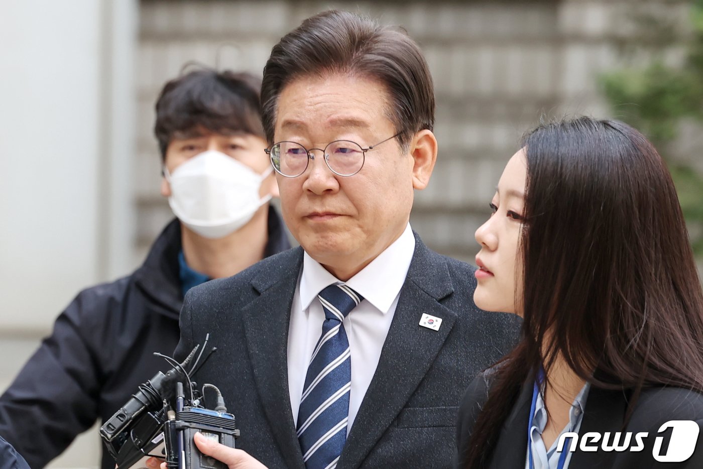 본문 이미지 - 이재명 대표가 공직선거법 위반 재판에 출석하기 위해 서울중앙지법에 들어서고 있다. 2024.4.12/뉴스1 ⓒ News1 민경석 기자