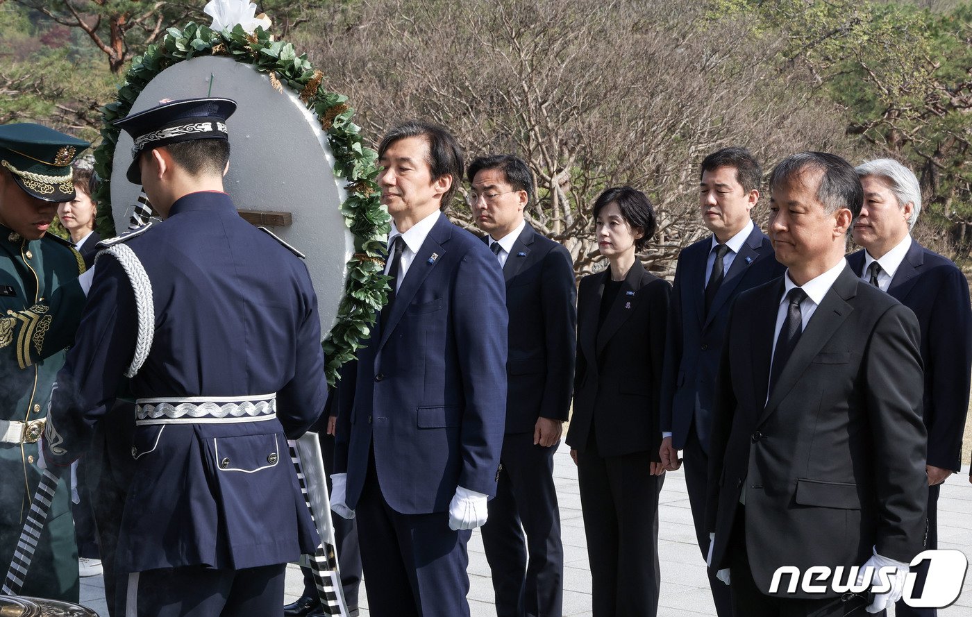 조국 조국혁신당 대표가 12일 오전 서울 동작구 국립서울현충원을 찾아 헌화하고 있다. &#40;공동취재&#41; 2024.4.12/뉴스1 ⓒ News1 구윤성 기자