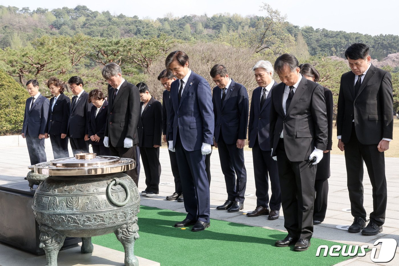 조국혁신당 조국 대표와 당선인들이 12일 오전 서울 동작구 국립서울현충원을 찾아 헌화 분향 후 묵념하고 있다. &#40;공동취재&#41;2024.4.12/뉴스1 ⓒ News1 구윤성 기자