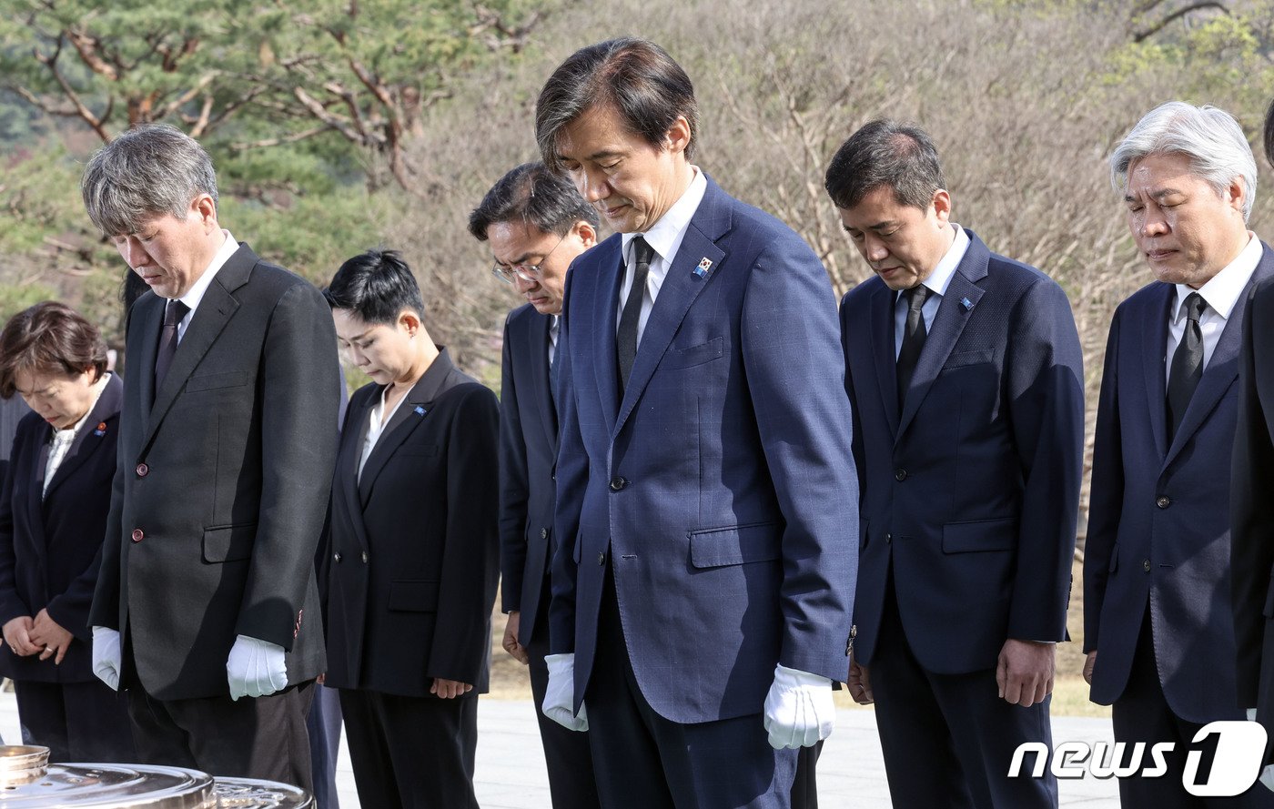본문 이미지 - 조국 조국혁신당 대표가 12일 오전 서울 동작구 국립서울현충원을 찾아 분향 후 묵념하고 있다. (공동취재) 2024.4.12/뉴스1 ⓒ News1 구윤성 기자
