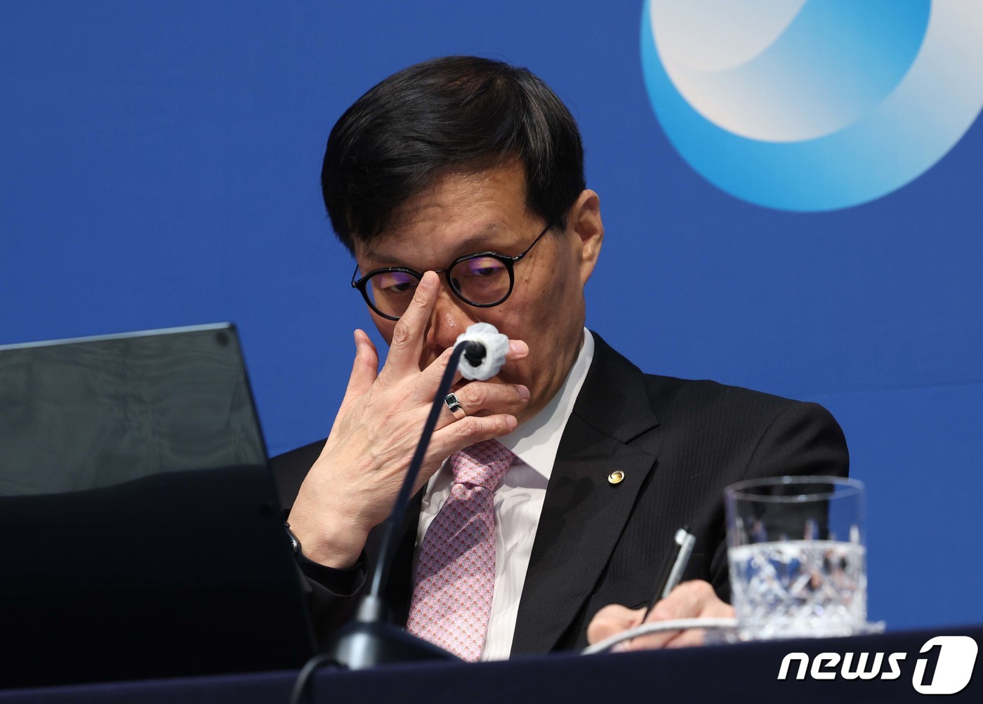 (서울=뉴스1) 사진공동취재단 = 이창용 한국은행 총재가 12일 서울 중구 한국은행에서 금융통화위원회 기준금리 결정에 관한 기자간담회를 하고 있다. 2024.4.12/뉴스1