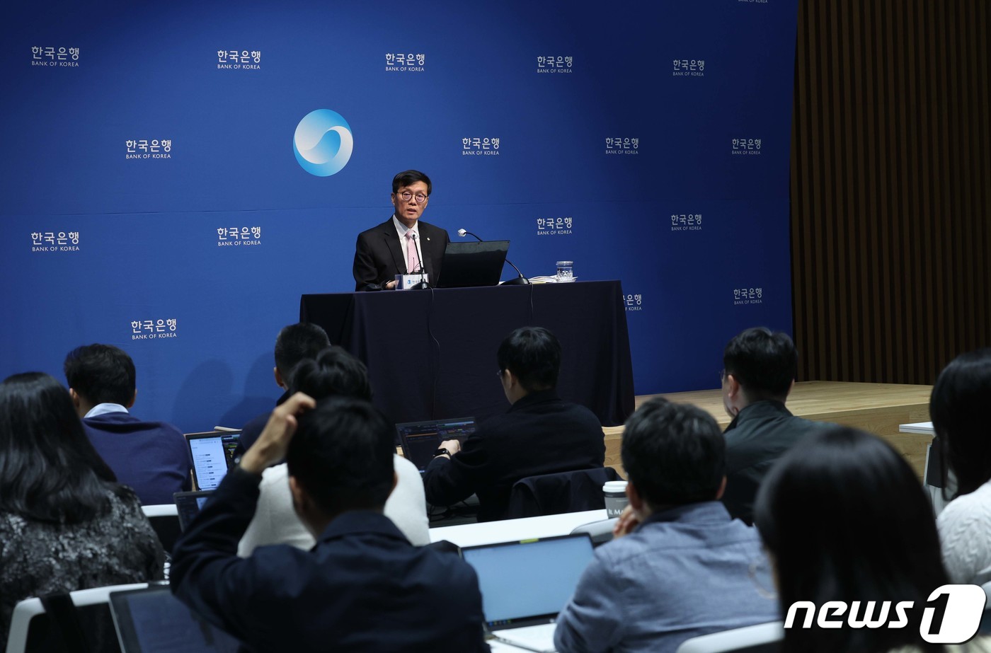 (서울=뉴스1) 사진공동취재단 = 이창용 한국은행 총재가 12일 서울 중구 한국은행에서 금융통화위원회 기준금리 결정에 관한 기자간담회를 하고 있다. 2024.4.12/뉴스1