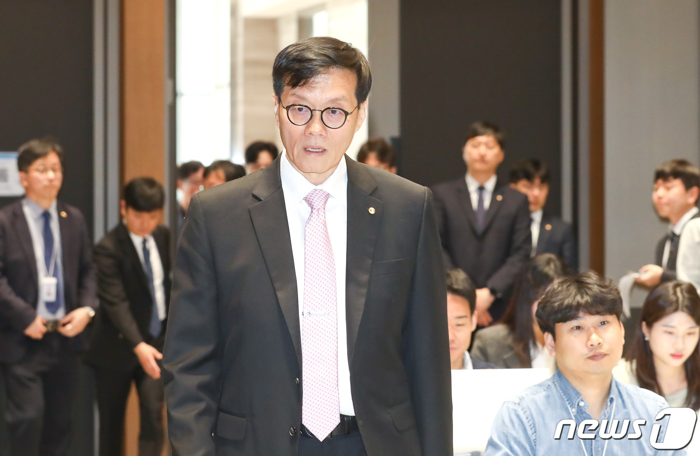 (서울=뉴스1) 사진공동취재단 = 이창용 한국은행 총재가 12일 오전 서울 중구 한국은행에서 열린 금융통화위원회 기자간담회에 입장하고 있다. 2024.4.12/뉴스1