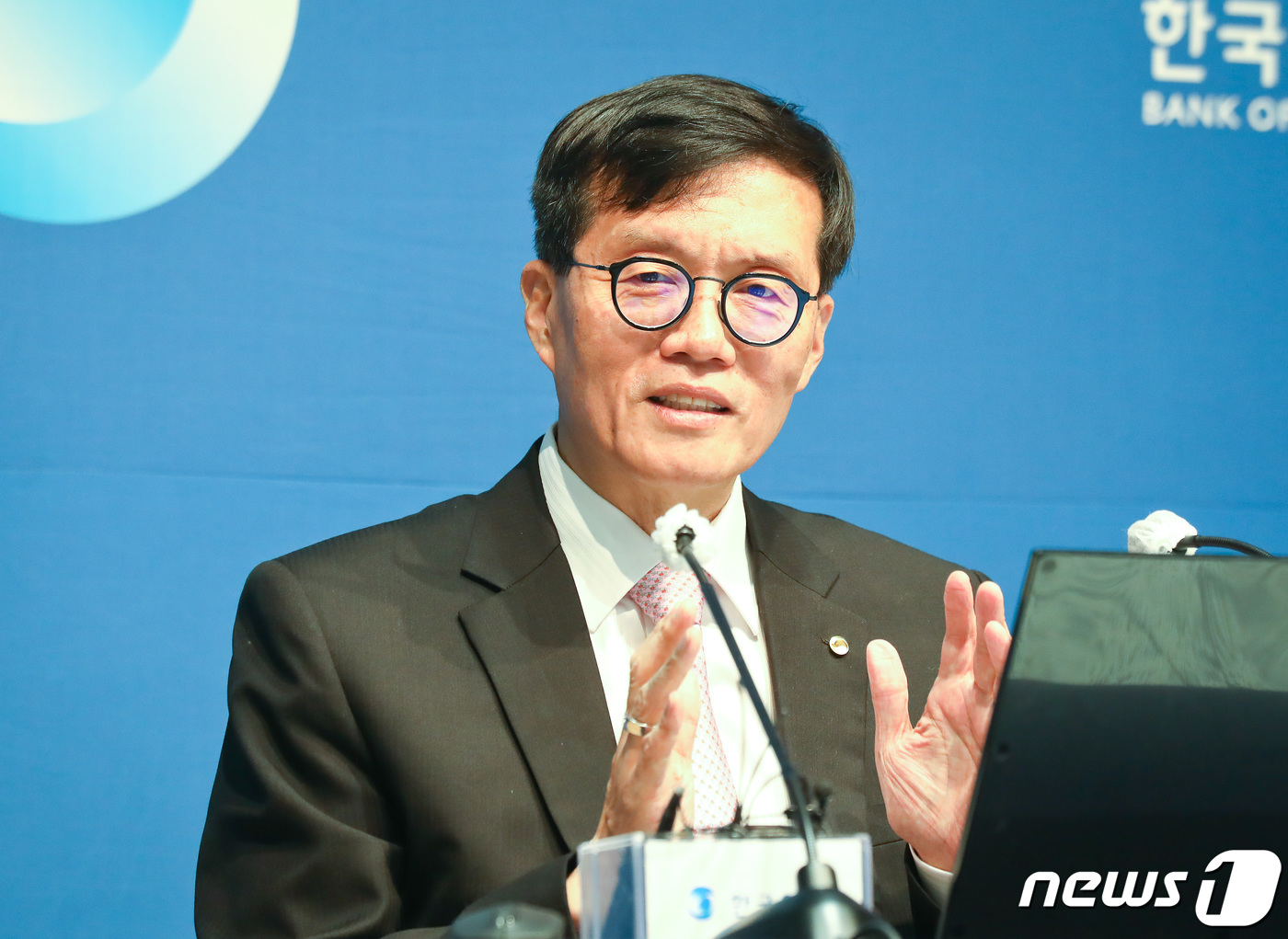 (서울=뉴스1) 사진공동취재단 = 이창용 한국은행 총재가 12일 서울 중구 한국은행에서 금융통화위원회 기준금리 결정에 관한 기자간담회를 하고 있다. 2024.4.12/뉴스1