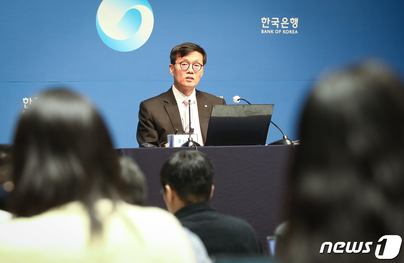 (서울=뉴스1) 사진공동취재단 = 이창용 한국은행 총재가 12일 서울 중구 한국은행에서 금융통화위원회 기준금리 결정에 관한 기자간담회를 하고 있다. 2024.4.12/뉴스1