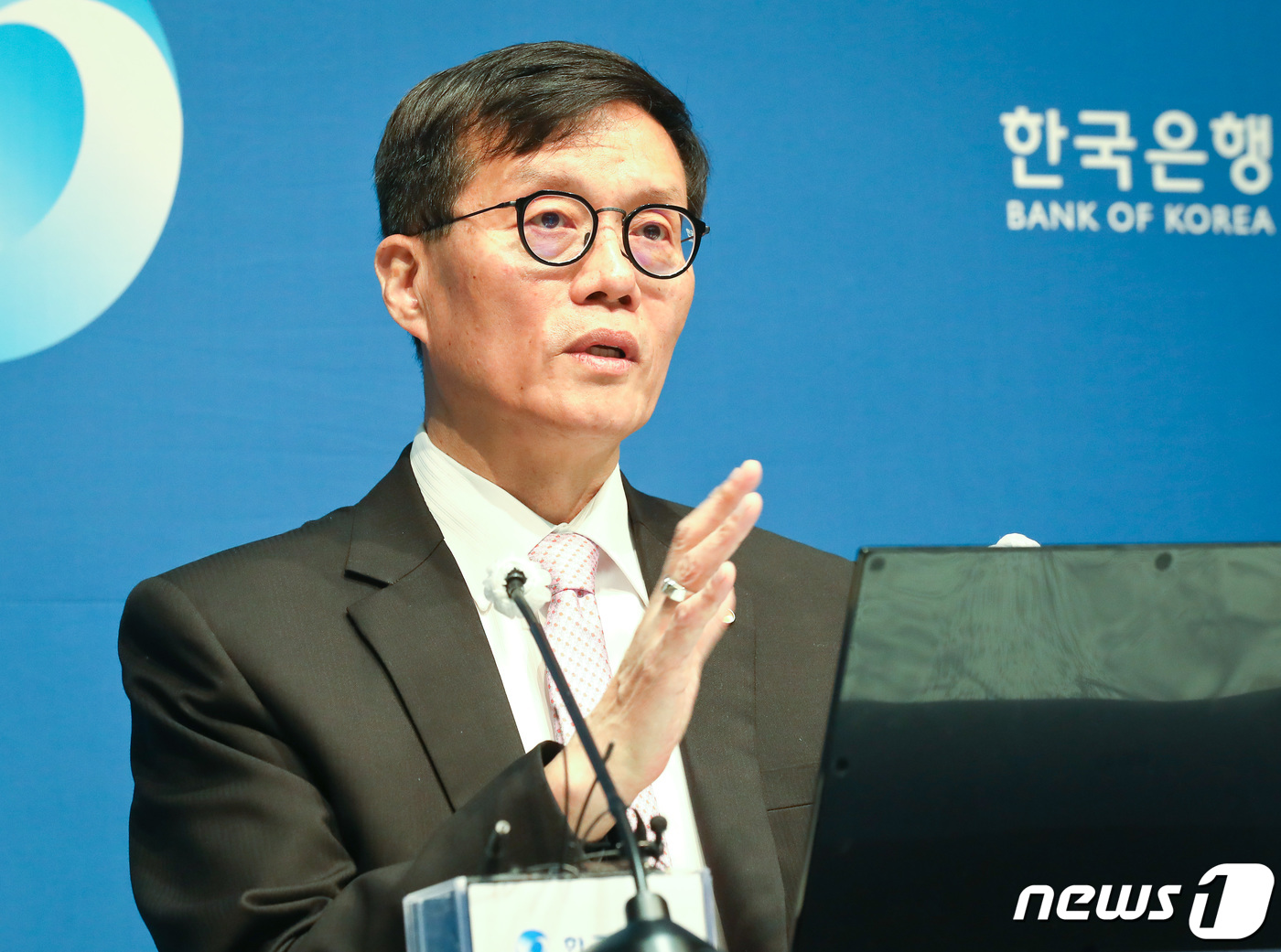 (서울=뉴스1) 사진공동취재단 = 이창용 한국은행 총재가 12일 서울 중구 한국은행에서 금융통화위원회 기준금리 결정에 관한 기자간담회를 하고 있다. 2024.4.12/뉴스1