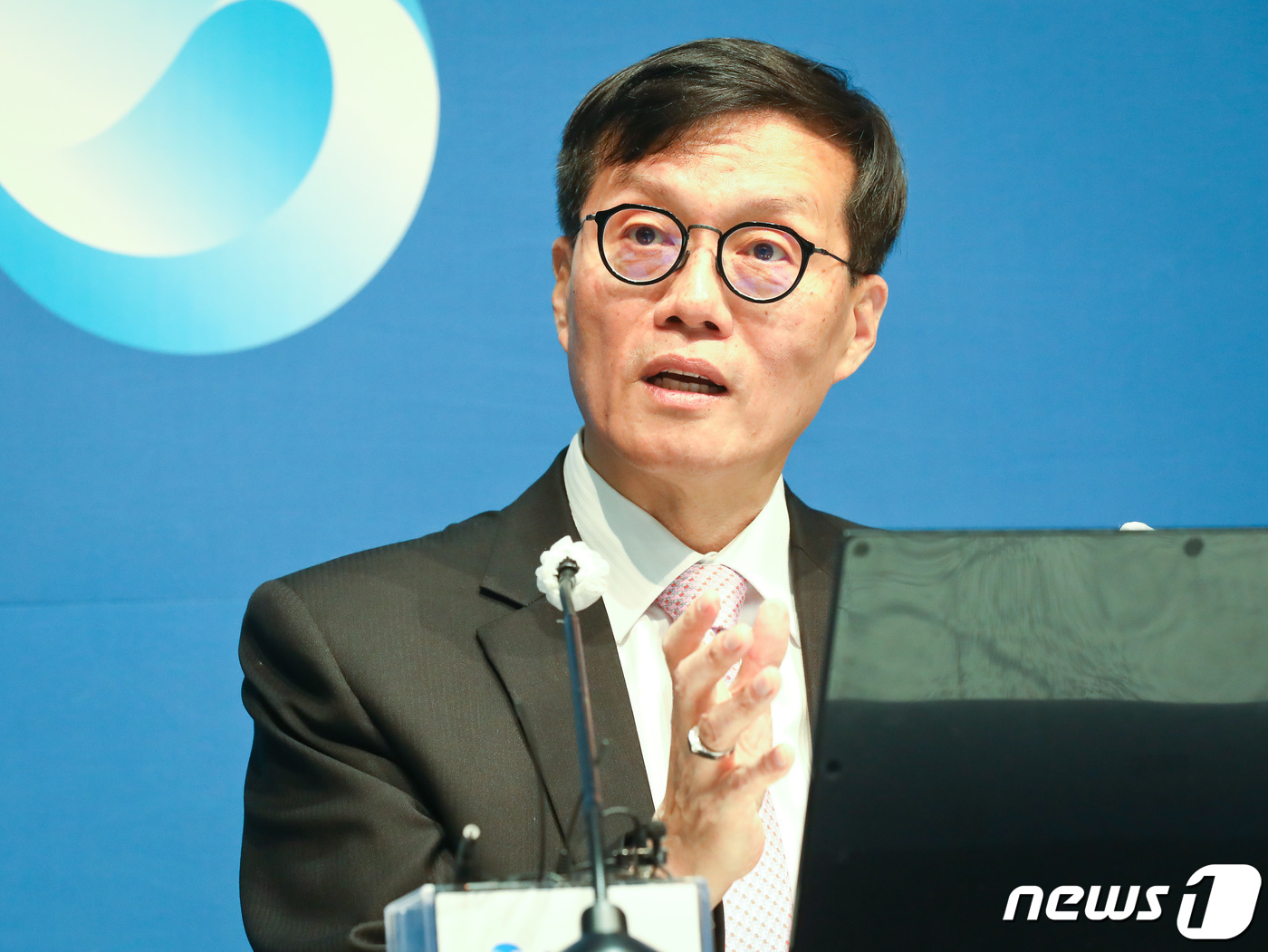 (서울=뉴스1) 사진공동취재단 = 이창용 한국은행 총재가 12일 서울 중구 한국은행에서 금융통화위원회 기준금리 결정에 관한 기자간담회를 하고 있다. 2024.4.12/뉴스1