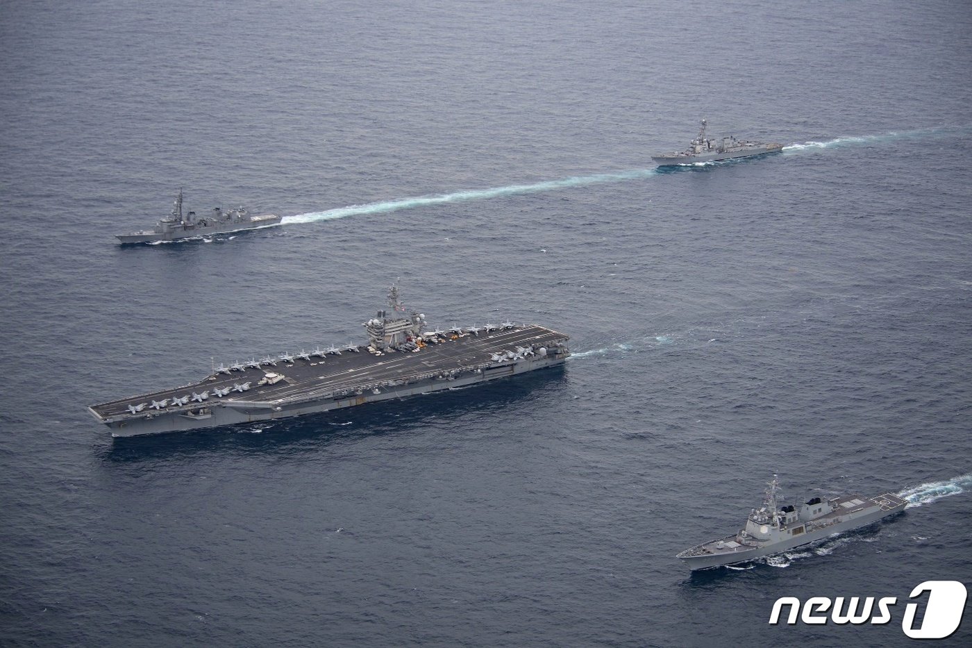 본문 이미지 - 한미 해군과 일본 해상자위대가 지난 4월 11일 제주 남방 공해상에서 북한의 핵, 미사일 위협에 대한 공동 대응능력을 향상하기 위해 한미일 해상훈련을 하고 있다. 아래쪽부터 이지스구축함 서애류성룡함, 미국 해군 항공모함 시어도어 루즈벨트함, 일본 해상자위대 구축함 아리아케함, 미국 해군 이지스구축함 다니엘 이노우에함. (해군 제공) 2024.4.12/뉴스1