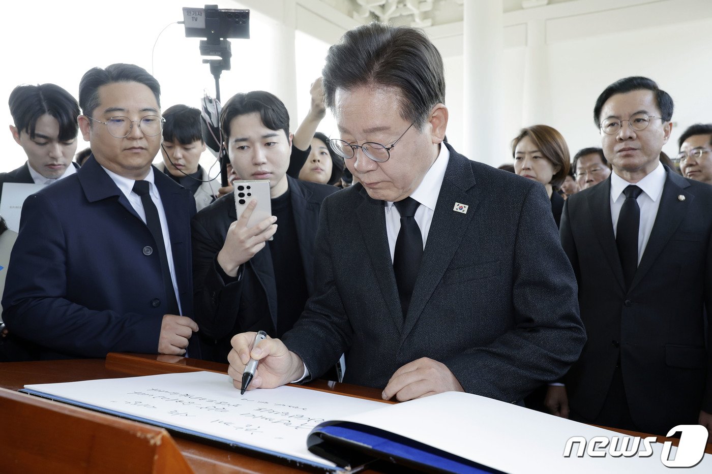 이재명 더불어민주당 대표가 12일 오전 22대 국회의원 선거 당선인 등과 서울 동작구 국립서울현충원을 참배한 후 방명록을 작성하고 있다. &#40;공동취재&#41; 2024.4.12/뉴스1 ⓒ News1 구윤성 기자