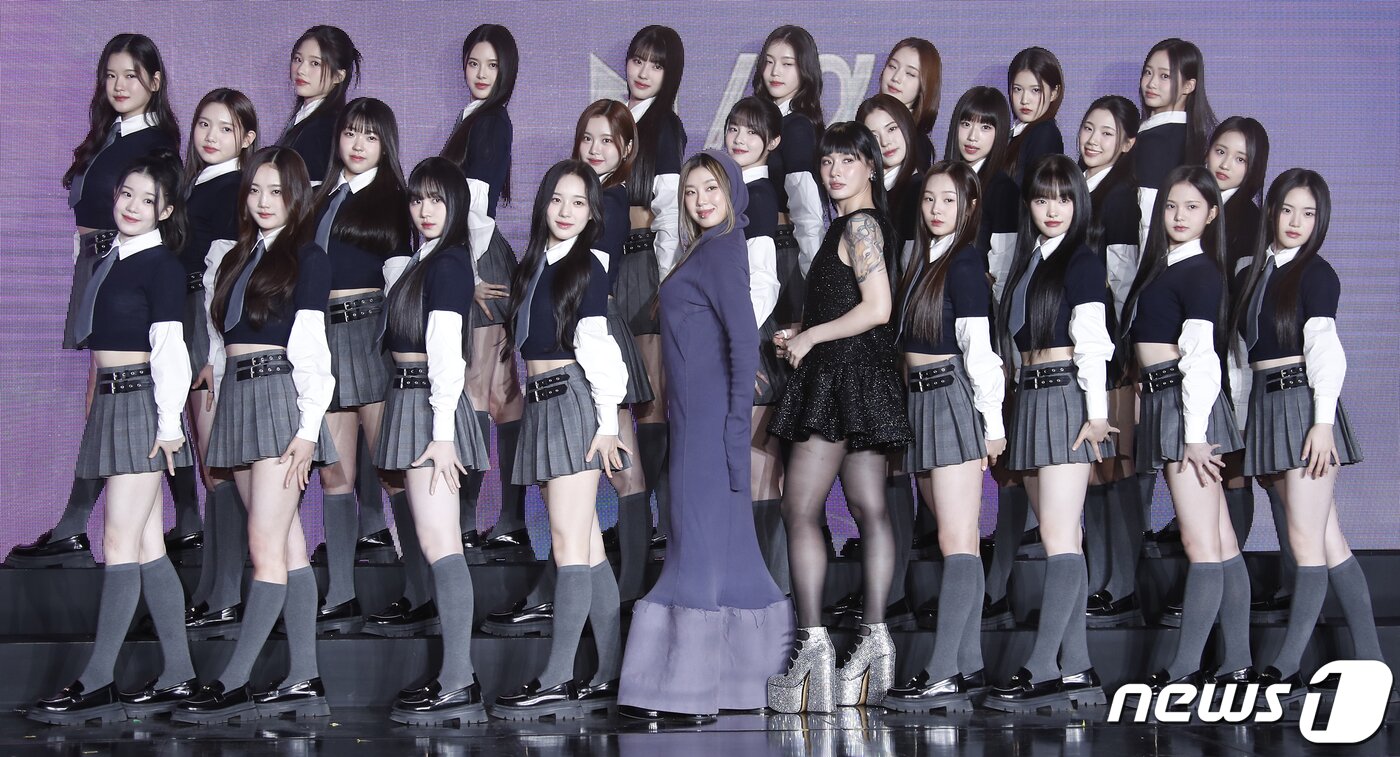 본문 이미지 - 퍼포먼스 디렉터 리정, 모니카와 참가자들이12일 오전 서울 성동구 에스팩토리에서 열린 Mnet 서바이벌 프로그램 'I-LAND2 : N/a'(이하 아이랜드2) 제작발표회에서 포즈를 취하고 있다ⓒ News1 권현진 기자