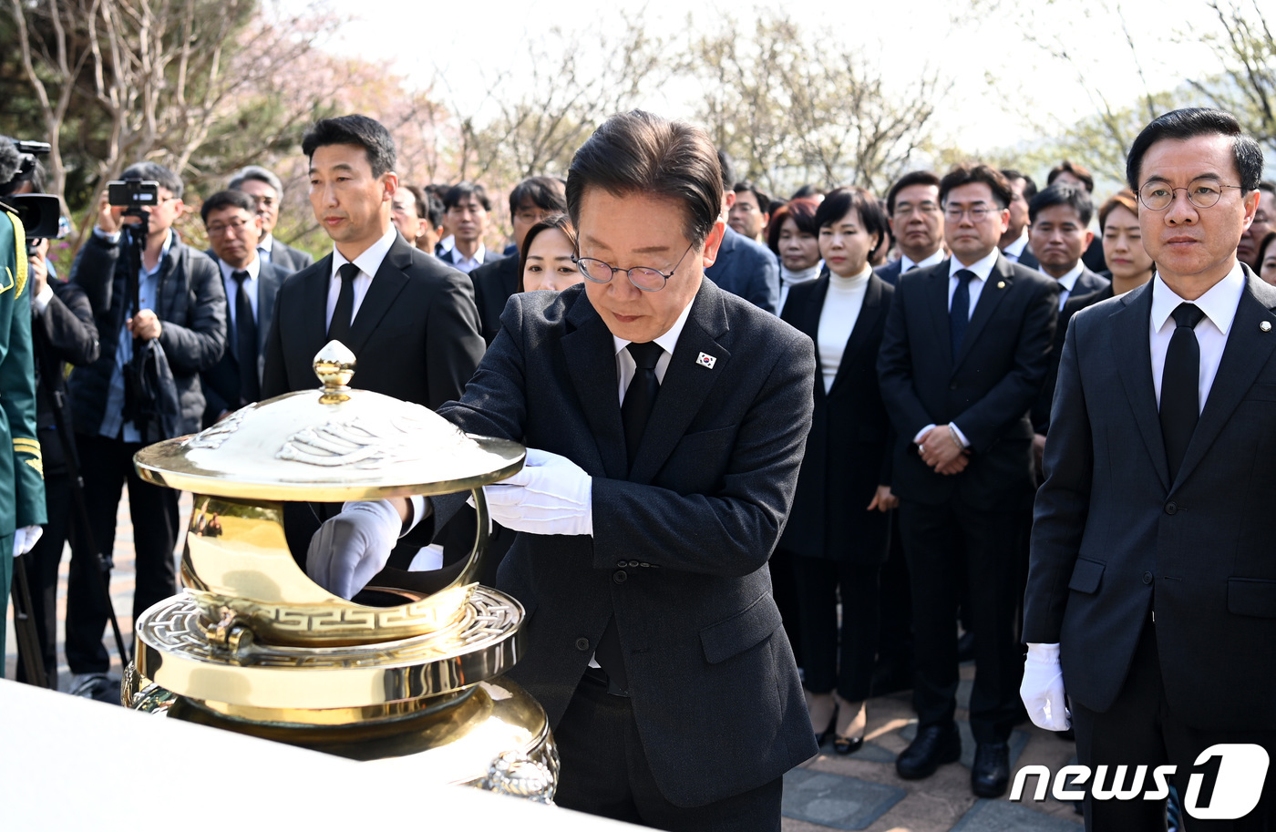 (서울=뉴스1) 구윤성 기자 = 이재명 더불어민주당 대표가 12일 오전 더불어민주당･더불어민주연합 당선인들과 함께 서울 동작구 국립서울현충원 김대중 전 대통령 묘역에서 참배하고 있 …