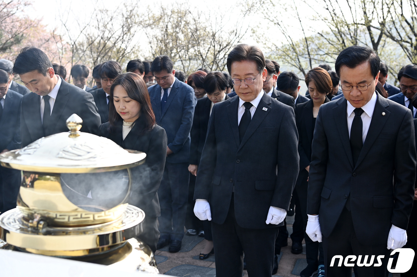 (서울=뉴스1) 구윤성 기자 = 이재명 더불어민주당 대표가 12일 오전 더불어민주당･더불어민주연합 당선인들과 함께 서울 동작구 국립서울현충원 김대중 전 대통령 묘역에서 참배하고 있 …