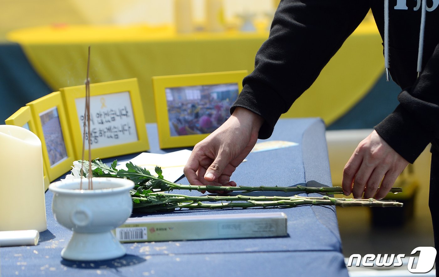 본문 이미지 - 4·16 세월호 참사 10주기를 나흘 앞둔 12일 광주 동구 5·18민주광장에 설치된 시민분향소에서 한 시민이 헌화를 하며 희생자를 추모하고 있다. 2024.4.12/뉴스1 ⓒ News1 이승현 기자