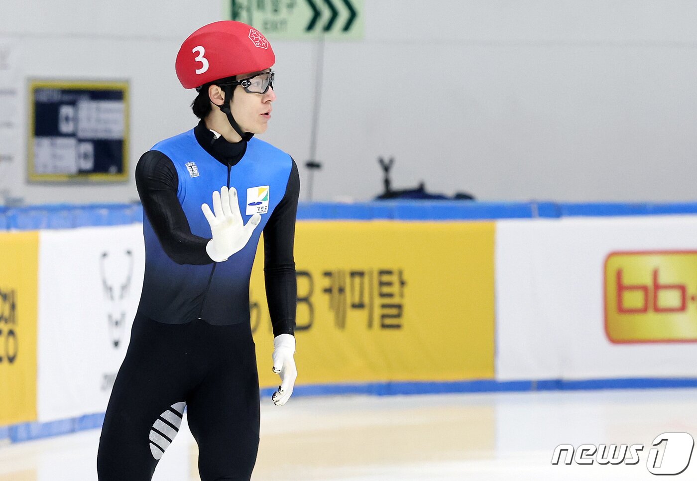 본문 이미지 - 황대헌(빨간색 헬멧·강원도청)이 12일 오후 서울 양천구 목동실내빙상장에서 열린 '2024-2025시즌 쇼트트랙 국가대표 2차 선발대회' 남자부 1000m 준준결승 코너링에서 넘어진 뒤 항의하고 있다. 2024.4.12/뉴스1 ⓒ News1 이동해 기자