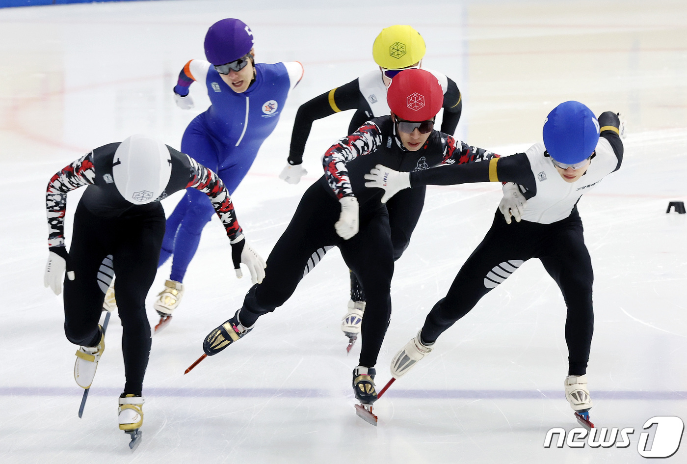 (서울=뉴스1) 이동해 기자 = 박지원(빨간색 헬멧·서울시청)과 이성우(파란색 헬멧·고양시청)가 12일 오후 서울 양천구 목동실내빙상장에서 열린 '2024-2025시즌 쇼트트랙 국 …