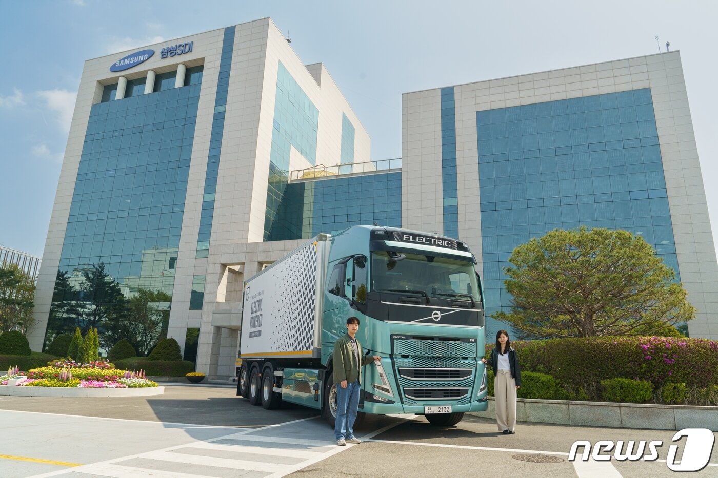 본문 이미지 - 삼성SDI의 21700 하이니켈 원통형 배터리 28000여 개가 탑재된 볼보트럭의 대형 전기트럭 'FH 일렉트릭'(삼성SDI 제공) ⓒ News1 최동현 기자