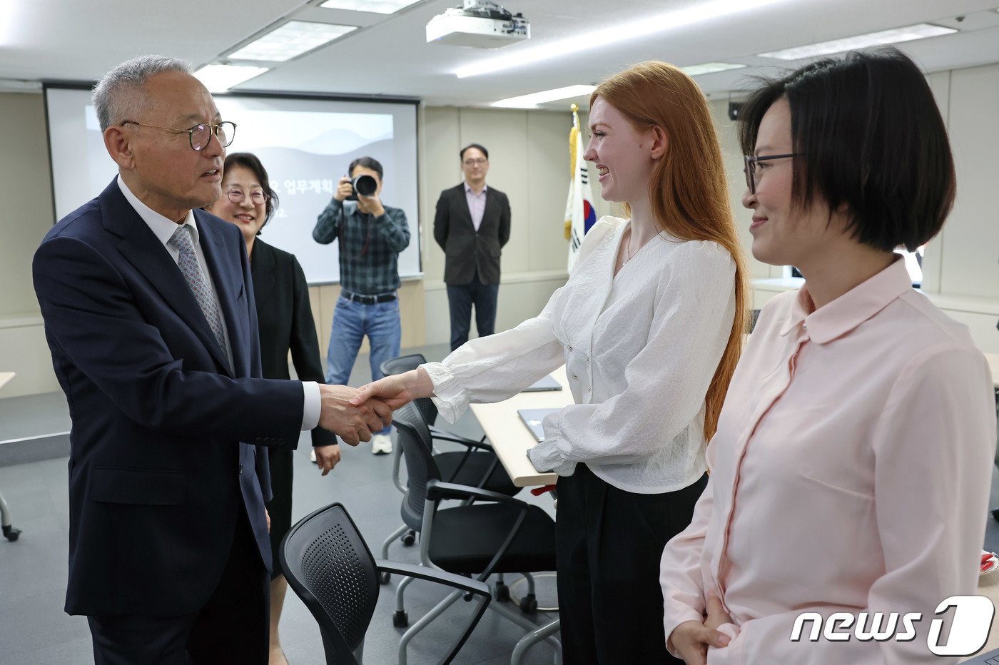 유인촌 문화체육관광부 장관이 12일 서울 서초구 세종학당재단을 방문해 세종학당 출신 유학생과 인사를 나누고 있다. &#40;문화체육관광부 제공&#41; 2024.4.12/뉴스1