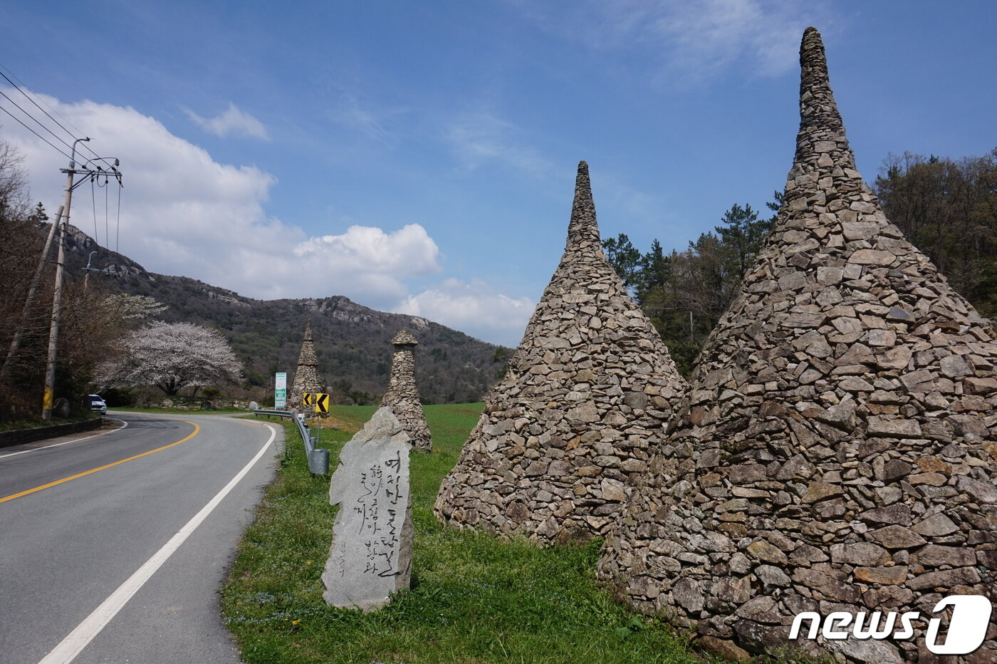 본문 이미지 - 여귀산 돌탑길. 2024.4.12 뉴스1 ⓒ News1 조영석 기자