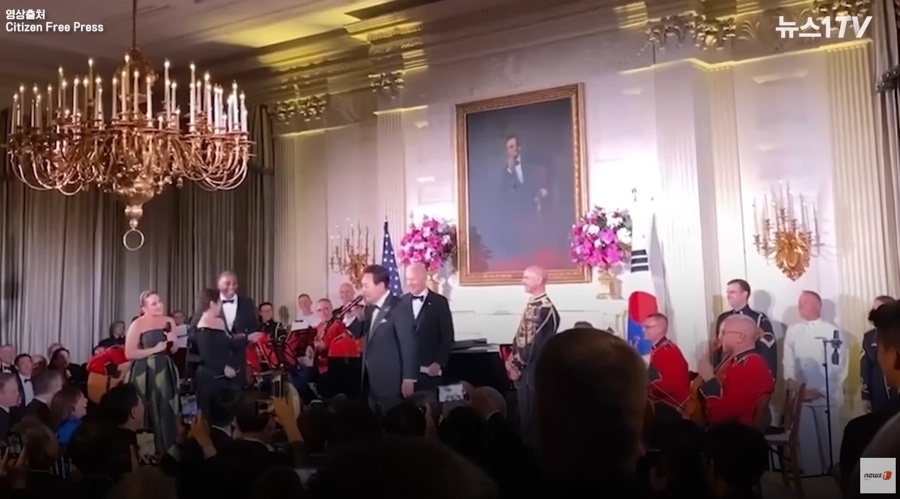 본문 이미지 - 2023년 4월 국빈 자격으로 미국을 방문한 윤석열 대통령이  백악관 만찬에서 70년대 히트곡 '아메리칸 파이'를 부르고 있다. (영상 출처 Citizen Free Press, 뉴스1 TV 화면 갈무리)