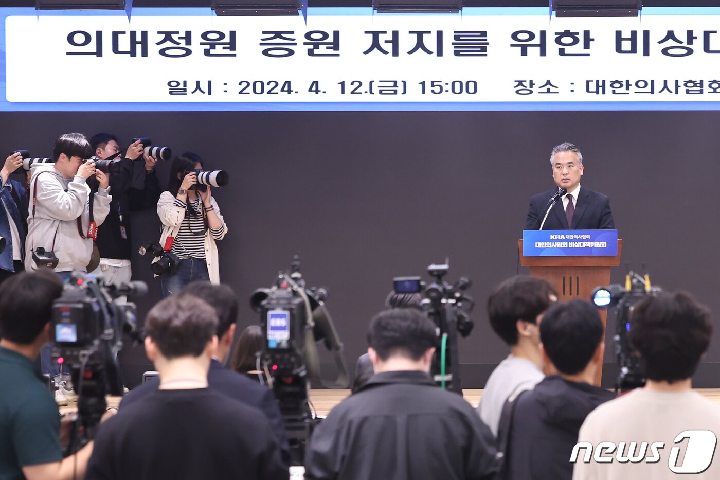 본문 이미지 - 김성근 대한의사협회(의협) 비상대책위원회 언론홍보위원장이 12일 오후 서울 용산구 의협 회관에서 열린 '의대정원 증원 저지를 위한 비상대책위원회 브리핑'에서 취재진의 질문에 답하고 있다. 2024.4.12/뉴스1 ⓒ News1 민경석 기자