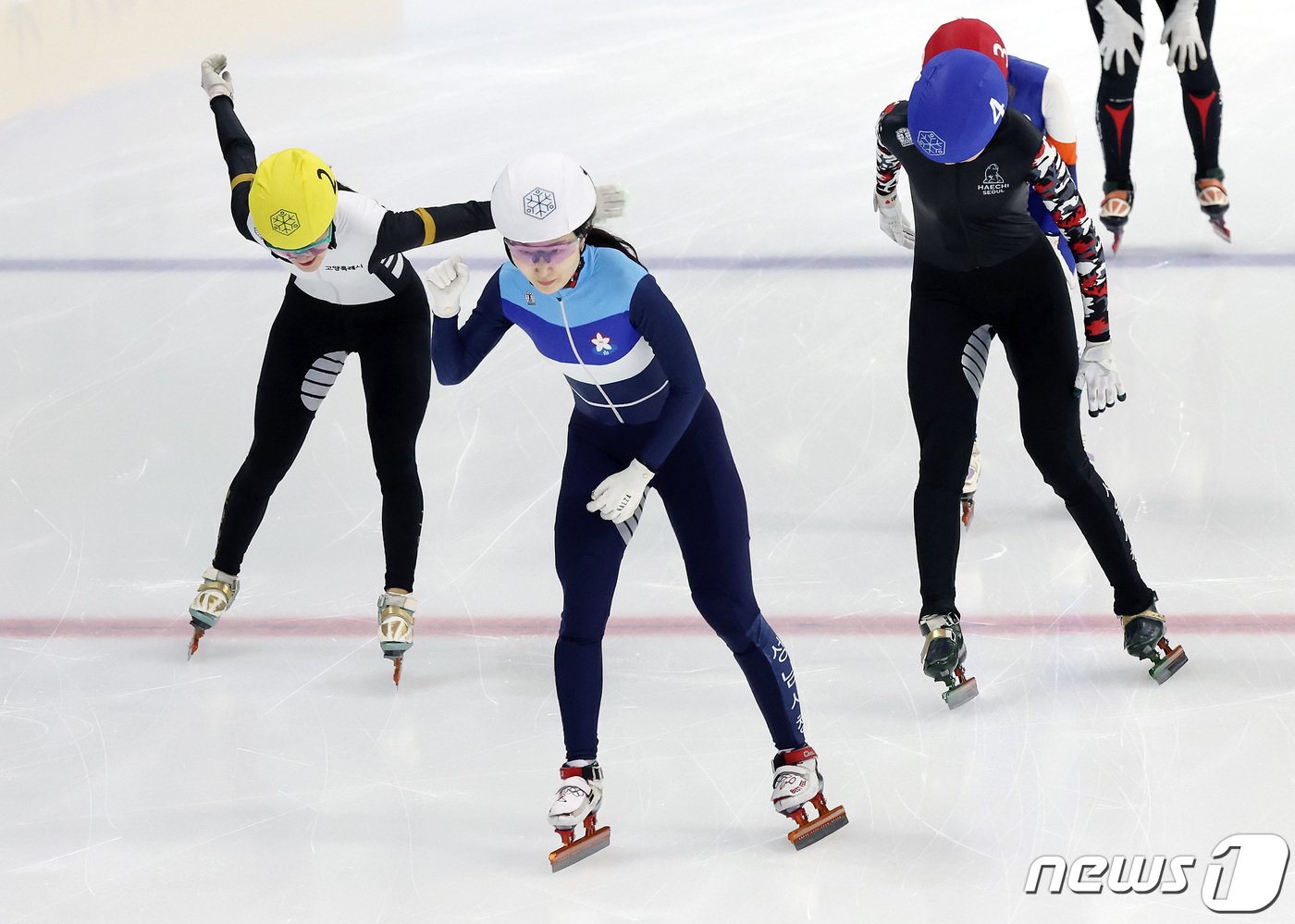 본문 이미지 - 최민정(흰색 헬멧·성남시청)이 12일 오후 서울 양천구 목동실내빙상장에서 열린 '2024-2025시즌 쇼트트랙 국가대표 2차 선발대회' 여자부 1000m 결승에서 1위를 차지한 뒤 환호하고 있다. 2024.4.12/뉴스1 ⓒ News1 이동해 기자