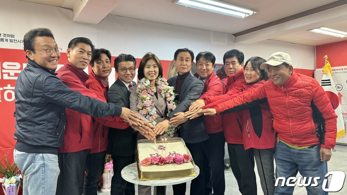 본문 이미지 - 부산 해운대을 선거구 김미애 국민의힘 국회의원 당선인이 11일 지지자들과 당선 기념 캐잌 컷팅식을 하고 있다(김미애 캠프 제공)