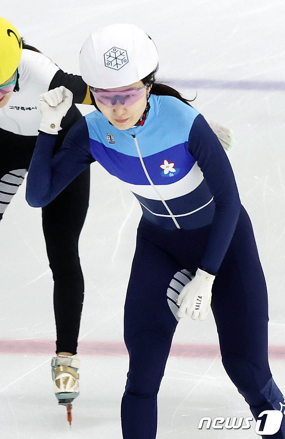 본문 이미지 - 최민정(흰색 헬멧·성남시청)이 12일 오후 서울 양천구 목동실내빙상장에서 열린 '2024-2025시즌 쇼트트랙 국가대표 2차 선발대회' 여자부 1000m 결승에서 1위를 차지한 뒤 환호하고 있다. 2024.4.12/뉴스1 ⓒ News1 이동해 기자