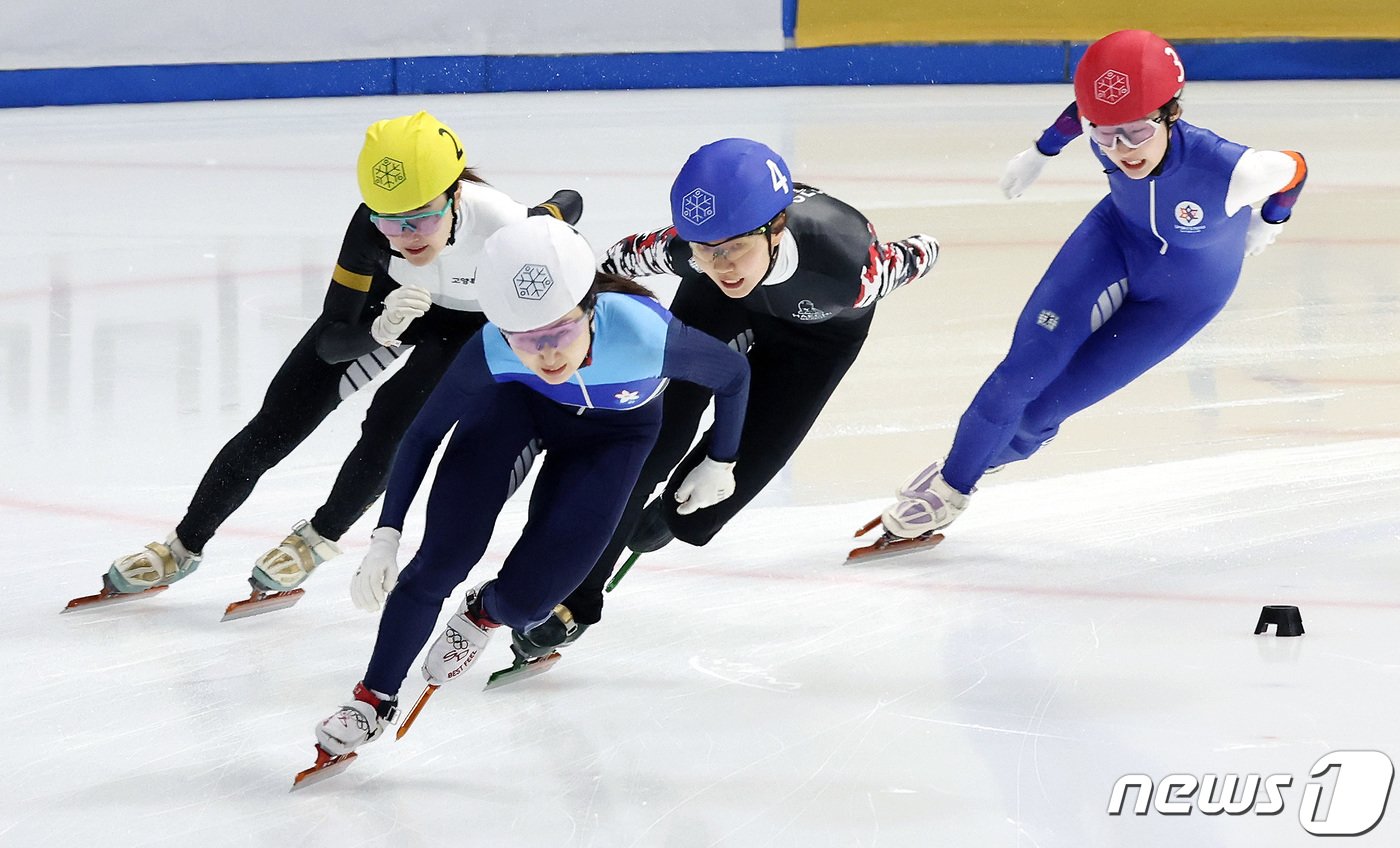본문 이미지 - 최민정(흰색 헬멧·성남시청)과 심석희(파란색 헬멧·서울시청)이 12일 오후 서울 양천구 목동실내빙상장에서 열린 '2024-2025시즌 쇼트트랙 국가대표 2차 선발대회' 여자부 1000m 결승에서 역주하고 있다. 2024.4.12/뉴스1 ⓒ News1 이동해 기자