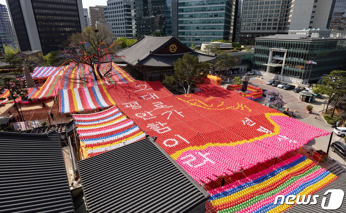 본문 이미지 - 부처님 오신날을 한달여 앞둔 12일 오후 서울 종로구 조계사에 연등이 설치돼 있다. 2024.4.12/뉴스1 ⓒ News1 이재명 기자