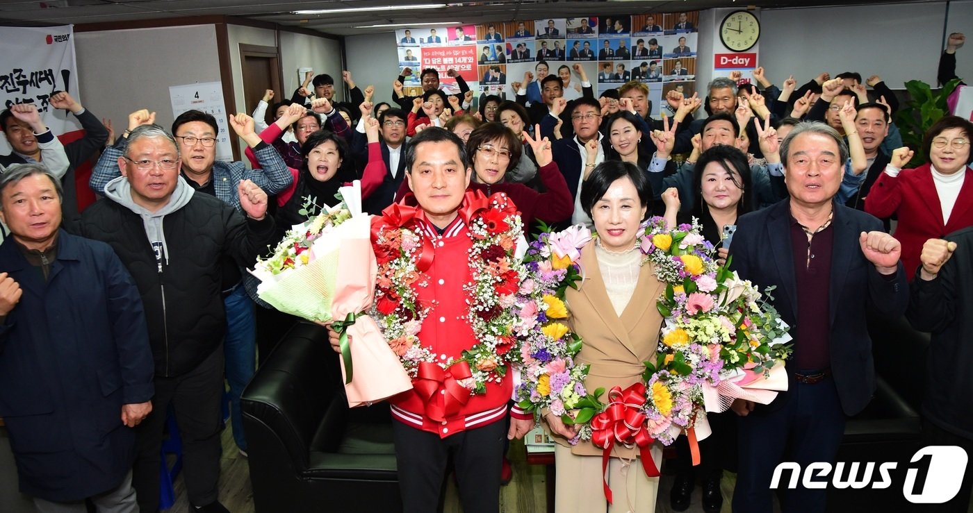 진주갑 국민의힘 박대출 후보가 지난 11일 당선이 확정되자 지지자들과 축하를 하고 있다. 2024.4.11 뉴스1/한송학기자