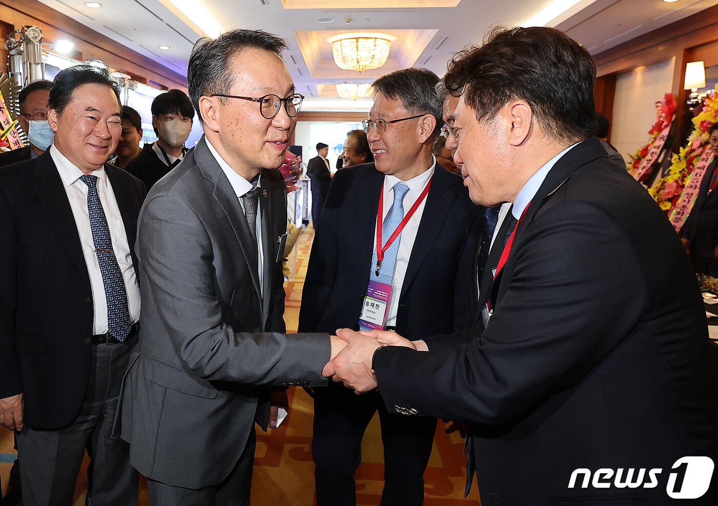 본문 이미지 - 박민수 보건복지부 제2차관(왼쪽)이 12일 오후 서울에서 열린 대한병원협회 ‘제65차 정기총회’ 시상식이 끝난 뒤 참석자들과 인사를 나누고 있다. 2024.4.12/뉴스1 ⓒ News1 김진환 기자