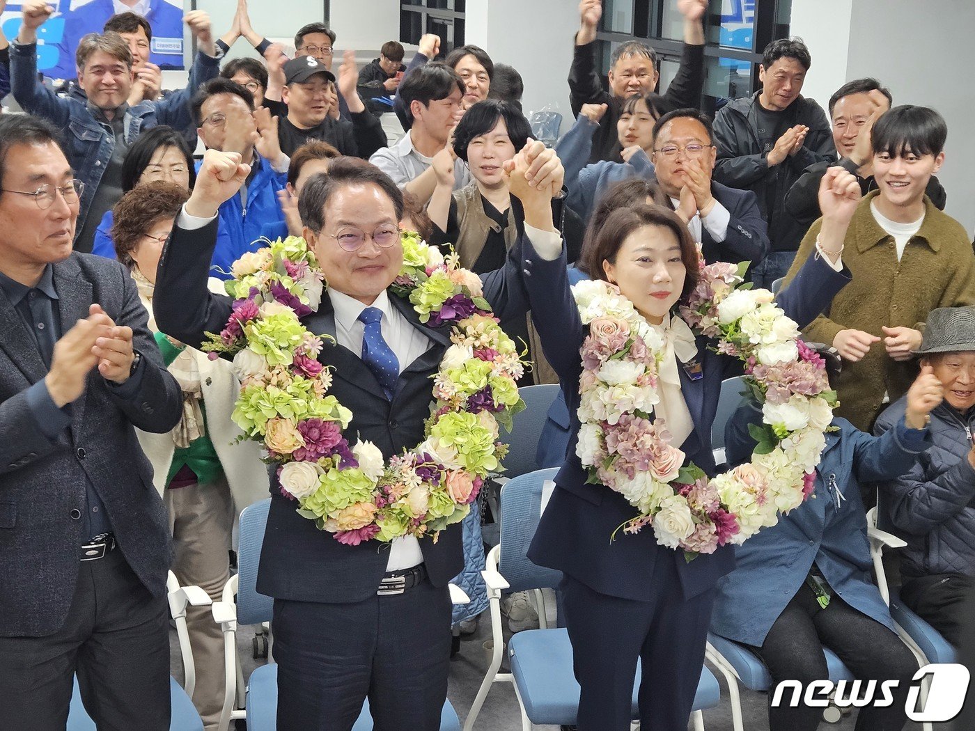 제22대 국회의원 총선거 허영 더불어민주당 당선인이 11일 새벽 더불어민주당 강원도당에서 당선 축하 세리머니를 하고 있다.2024.4.11. /뉴스1 DB