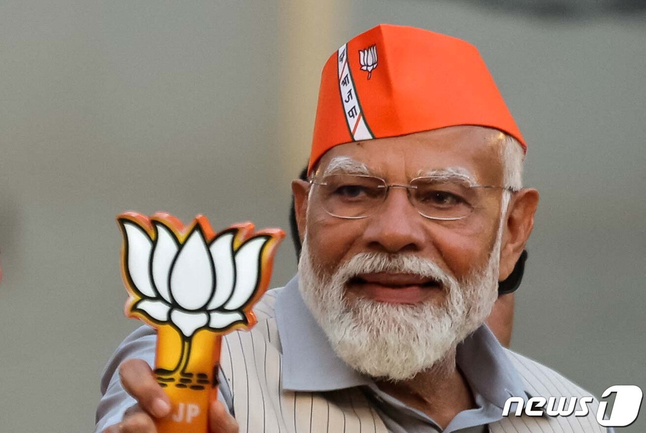 본문 이미지 - 나렌드라 모디 인도 총리가 총선을 앞둔 6일(현지시간) 인도 가지아바드에서 열린 로드쇼에서 지지자들과 인사를 나누고 있다. 2024.04.06. ⓒ 로이터=뉴스1 ⓒ News1 정윤영 기자
