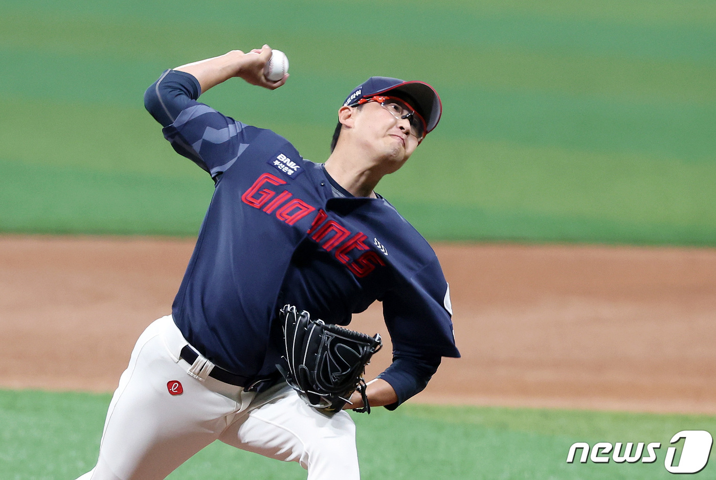(서울=뉴스1) 이동해 기자 = 12일 오후 서울 고척스카이돔에서 열린 2024 신한은행 SOL뱅크 KBO리그 롯데 자이언츠와 키움 히어로즈의 경기, 1회말 롯데 선발투수 박세웅이 …
