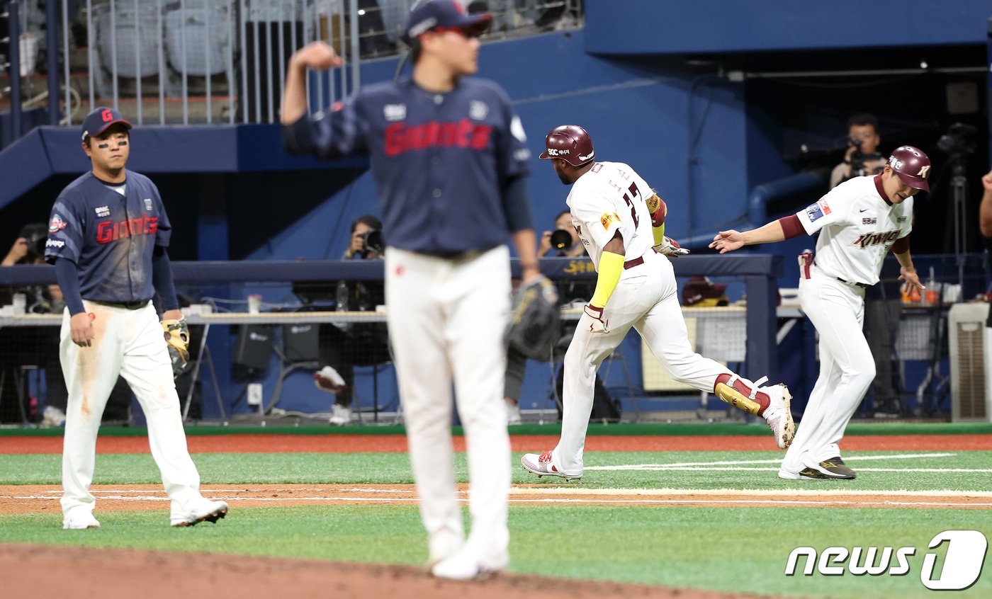 본문 이미지 - 12일 오후 서울 고척스카이돔에서 열린 2024 신한은행 SOL뱅크 KBO리그 롯데 자이언츠와 키움 히어로즈의 경기, 4회말 2사 1루 키움 도슨이 투런홈런을 쏘아올린 뒤 그라운드를 돌고 있다. 2024.4.12/뉴스1 ⓒ News1 이동해 기자