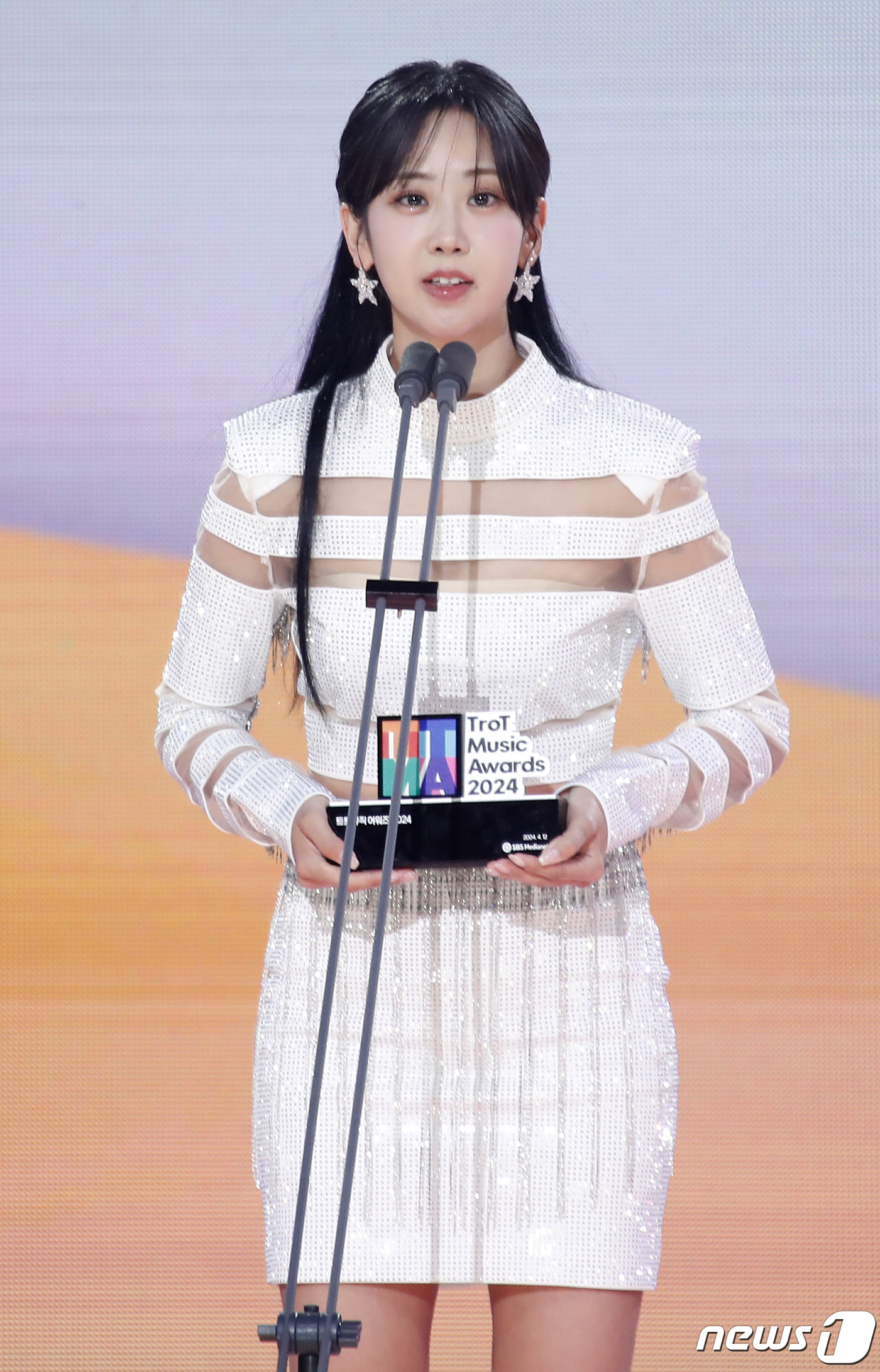 (서울=뉴스1) 권현진 기자 = 가수 강혜연이 12일 오후 서울 마포구 상암동 SBS 프리즘타워에서 열린 '트롯뮤직어워즈 2024'에서 '파퓰러 트롯상'을 받은 뒤 소감을 말하고 …