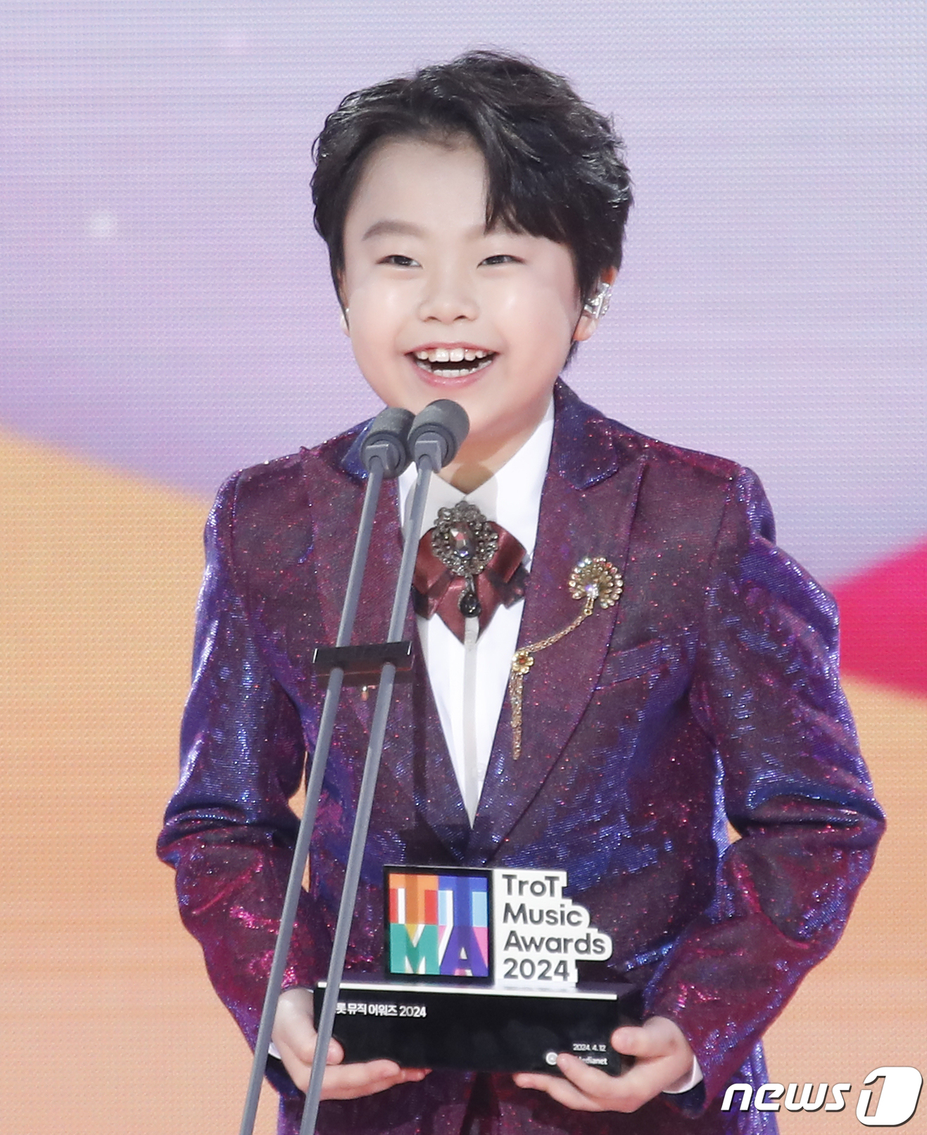 (서울=뉴스1) 권현진 기자 = 가수 황민호가 12일 오후 서울 마포구 상암동 SBS 프리즘타워에서 열린 '트롯뮤직어워즈 2024'에서 '트롯꿈나무상'을 받은 뒤 소감을 말하고 있 …