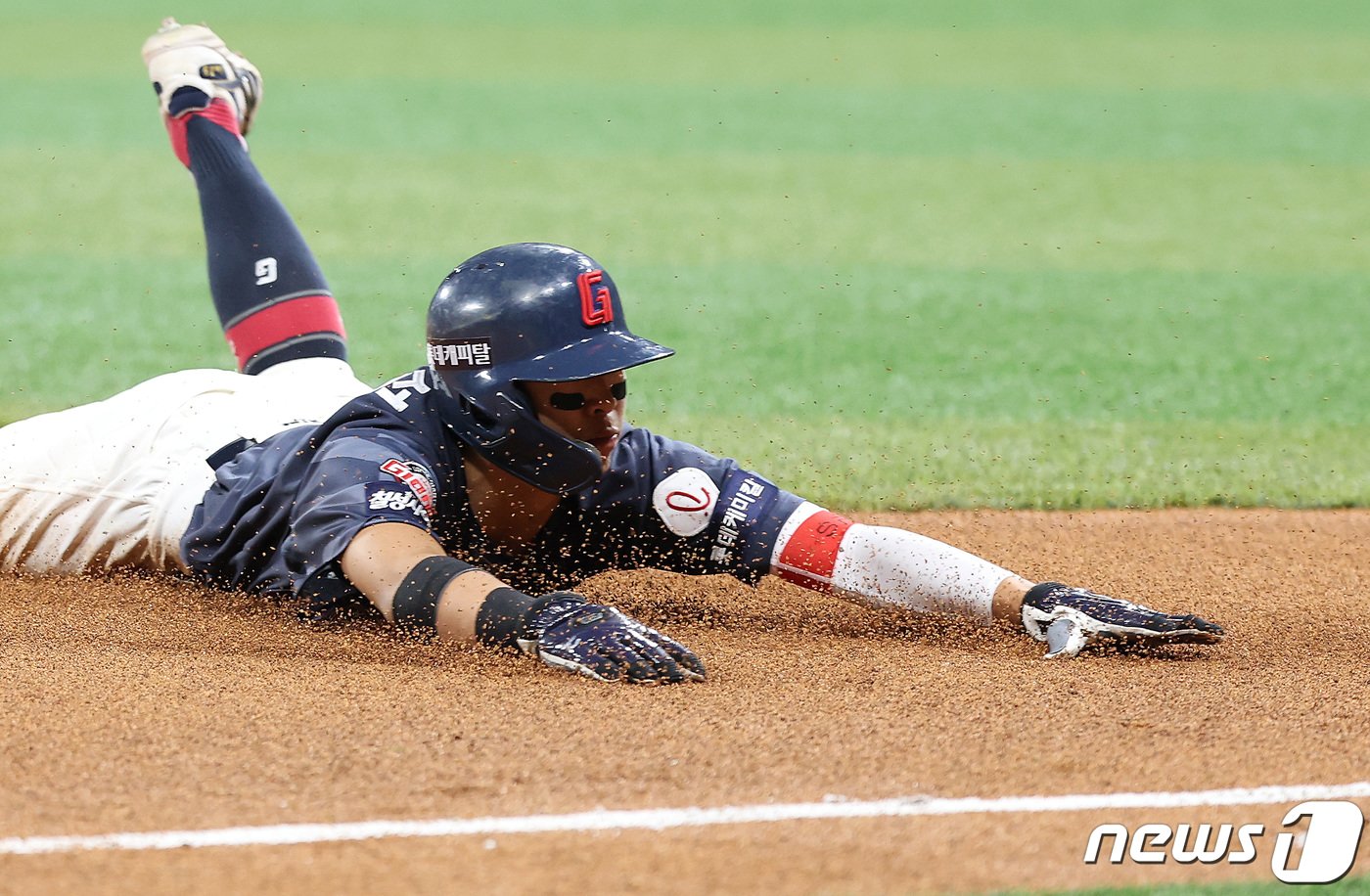 본문 이미지 - 12일 오후 서울 고척스카이돔에서 열린 2024 신한은행 SOL뱅크 KBO리그 롯데 자이언츠와 키움 히어로즈의 경기, 7회초 무사 1루 롯데 레이예스의 안타 때 1루에 있던 김민석이 몸 날려 3루 진루에 성공하고 있다. 2024.4.12/뉴스1 ⓒ News1 이동해 기자
