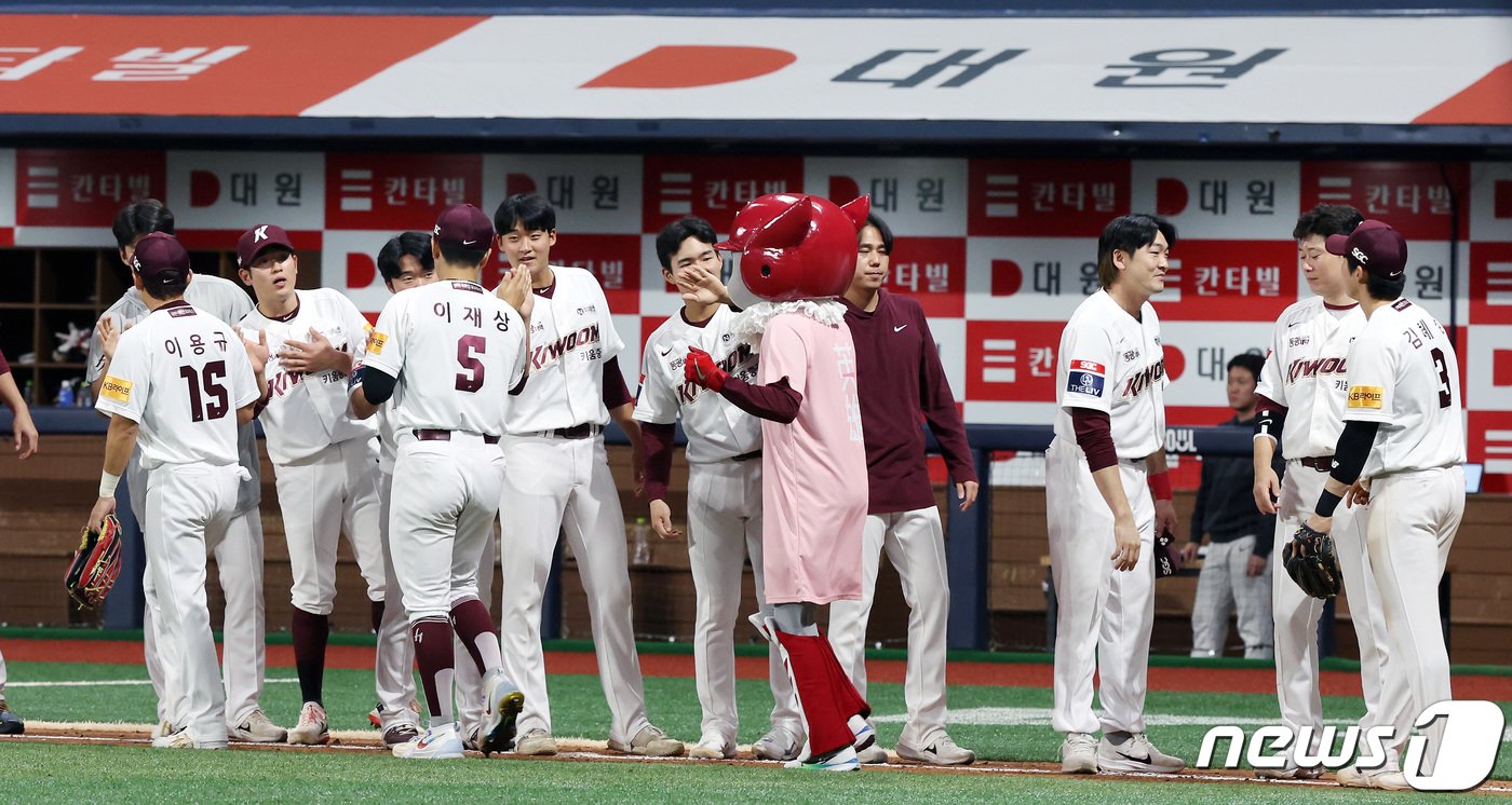 본문 이미지 - 12일 오후 서울 고척스카이돔에서 열린 2024 신한은행 SOL뱅크 KBO리그 롯데 자이언츠와 키움 히어로즈의 경기에서 9대4 완승을 거둔 키움 선수들이 기쁨을 나누고 있다. 2024.4.12/뉴스1 ⓒ News1 이동해 기자