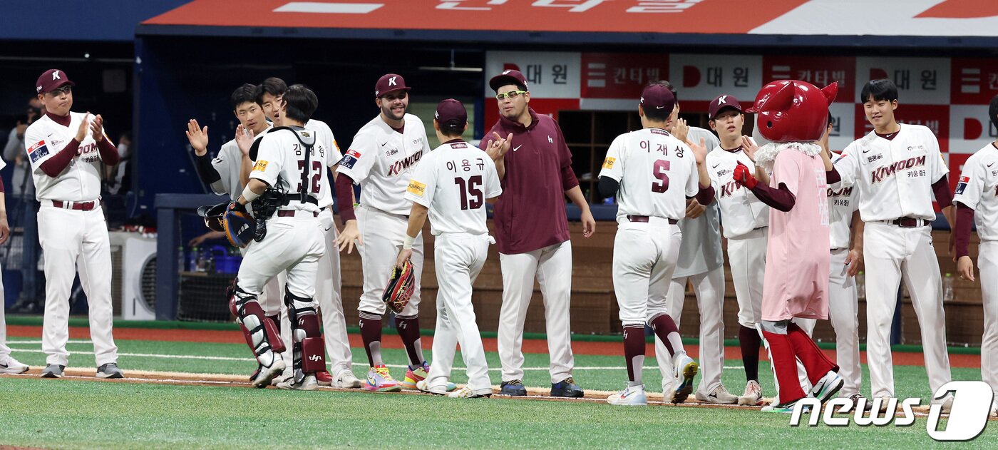 본문 이미지 - 12일 오후 서울 고척스카이돔에서 열린 2024 신한은행 SOL뱅크 KBO리그 롯데 자이언츠와 키움 히어로즈의 경기에서 9대4 완승을 거둔 키움 홍원기 감독이 선수들과 기쁨을 나누고 있다. 2024.4.12/뉴스1 ⓒ News1 이동해 기자