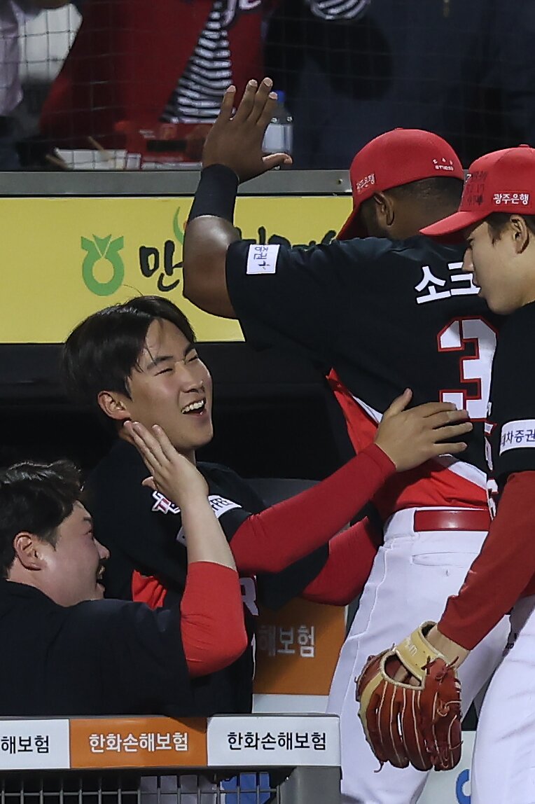 본문 이미지 - KIA 타이거즈 투수 윤영철(왼쪽)이 12일 열린 KBO리그 대전 한화 이글스전에서 6회말 레이저 송구로 실점을 막은 소크라테스 브리토와 기뻐하고 있다. (KIA 타이거즈 제공)