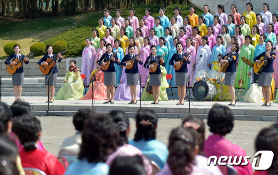 북한, 태양절 112주년 맞아 여맹예술선전대와 소조원들 공연 진행