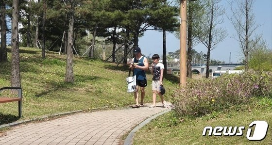 본문 이미지 - 초여름 날씨를 보인 13일 인천시 서구 청라호수공원에서 한 시민이 반소매 차림으로 산책을 하고 있다. 2024.4.13/뉴스1 이시명기자