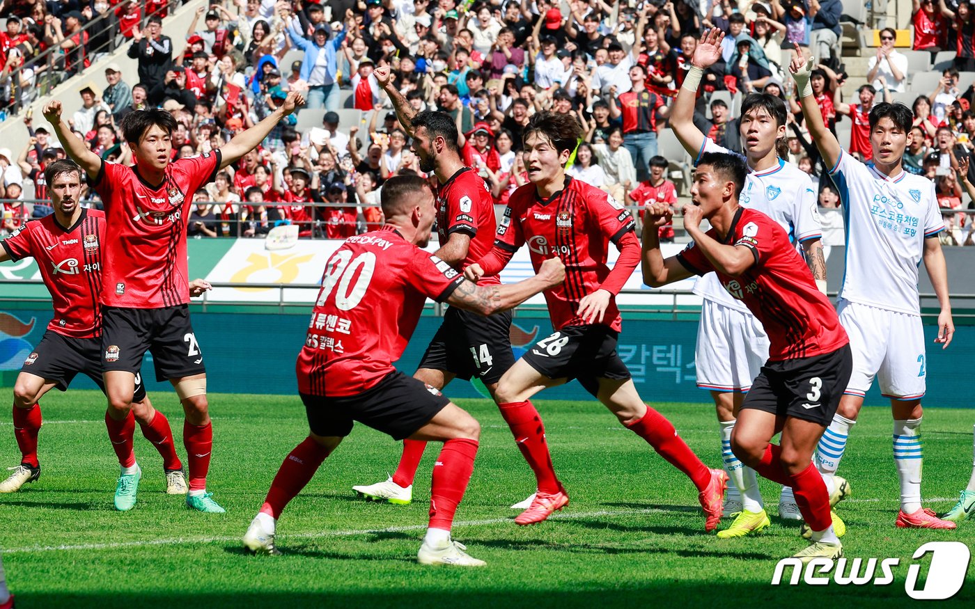 13일 오후 서울 마포구 월드컵경기장에서 열린 &#39;프로축구 하나은행 K리그1 2024 7라운드&#39; FC서울과 포항 스틸러스의 경기 전반전, 서울 손승범이 동점골을 넣은 뒤 기뻐하고 있다. 2024.4.13/뉴스1 ⓒ News1 안은나 기자