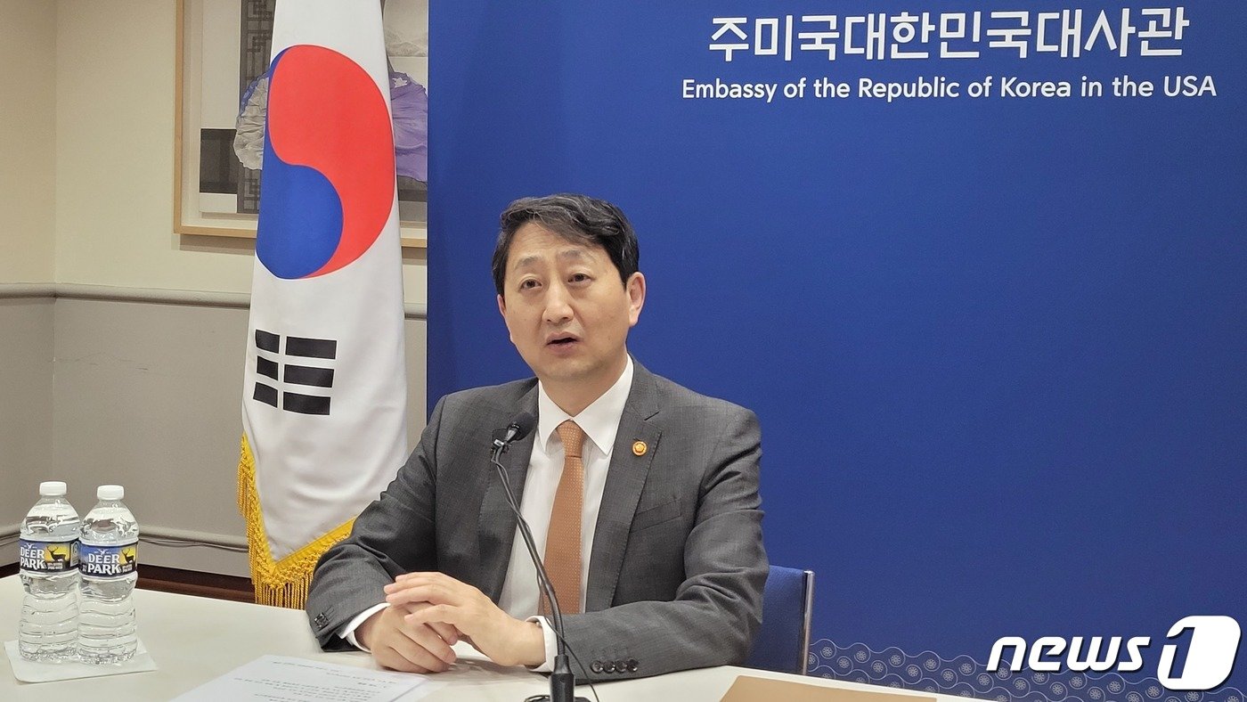 본문 이미지 - 안덕근 산업통상자원부 장관이 12일(현지시간) 워싱턴DC 주미한국대사관에서 특파원들과 간담회를 갖고 있다.