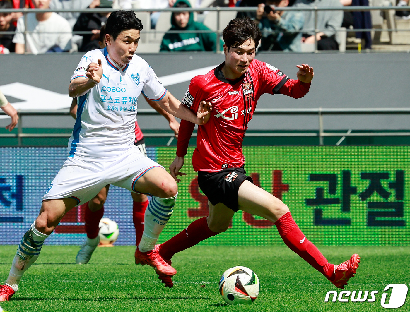 (서울=뉴스1) 안은나 기자 = 13일 오후 서울 마포구 월드컵경기장에서 열린 '프로축구 하나은행 K리그1 2024 7라운드' FC서울과 포항 스틸러스의 경기 전반전, 서울 손승범 …