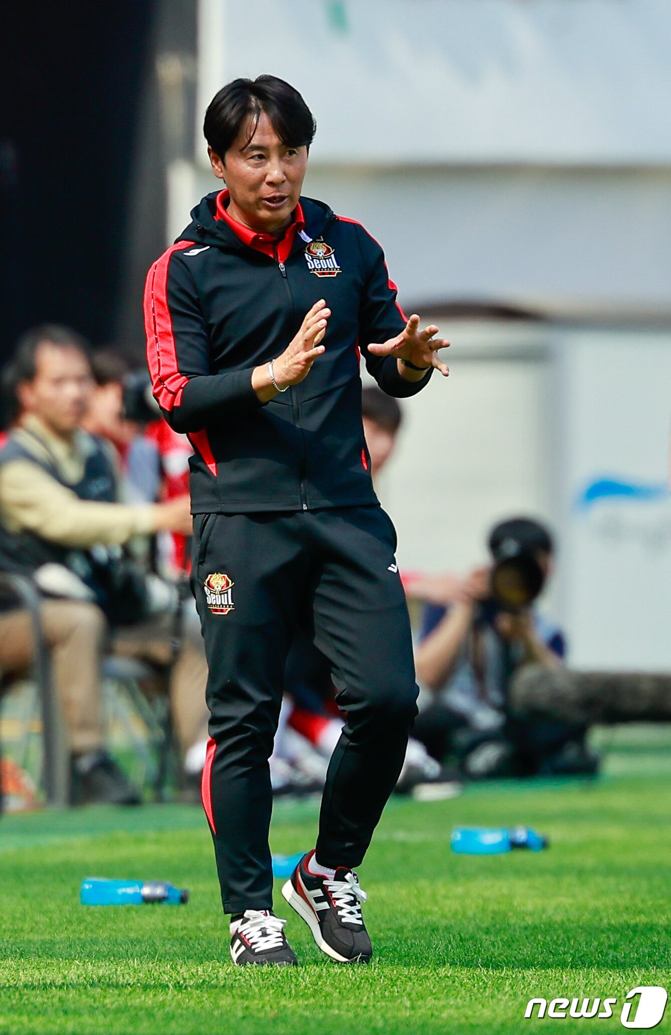 본문 이미지 - 13일 오후 서울 마포구 월드컵경기장에서 열린 '프로축구 하나은행 K리그1 2024 7라운드' FC서울과 포항 스틸러스의 경기 전반전, 김기동 서울 감독이 작전지시를 하고 있다. 2024.4.13/뉴스1 ⓒ News1 안은나 기자